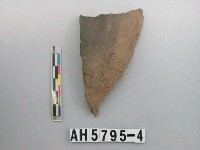 藏品(灰褐色細砂陶片)的圖片